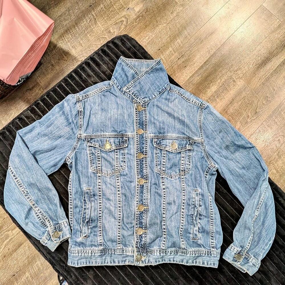 This classic blanknyc denim jacket